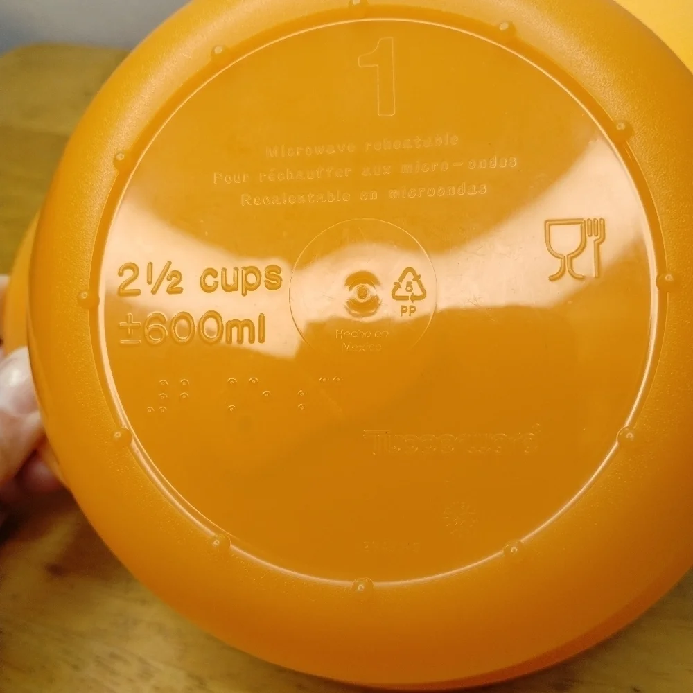 New Tupperware Orange 2 1/2 vent and serve round lunch container
